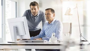 2 Männer bei Planung am PC