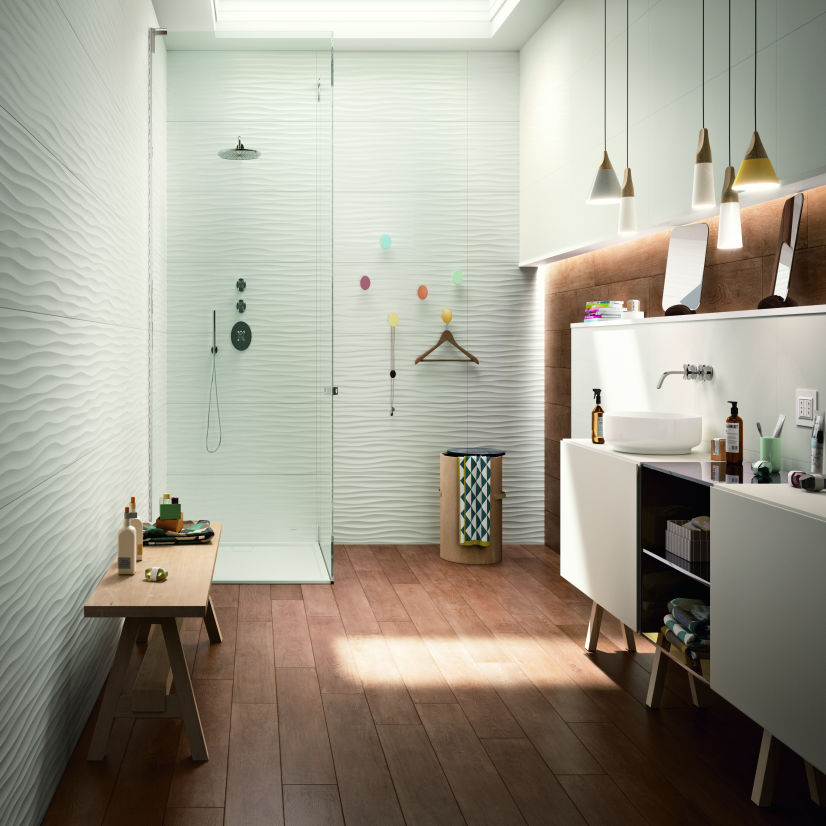 Modernes badezimmer mit Holzfliesen