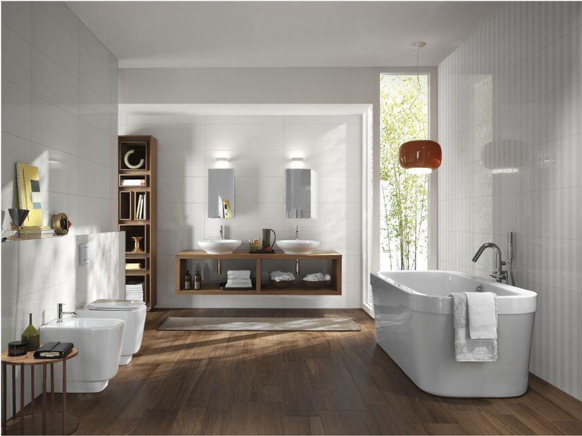 Modernes Badezimmer mit Holzfliesen