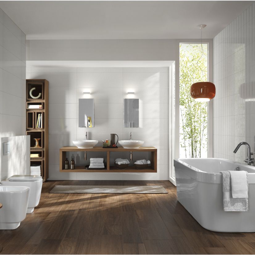 Modernes Badezimmer mit Holzfliesen